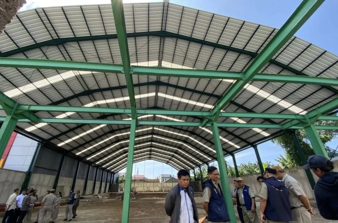 Penyegelan lapangan padel tak berizin