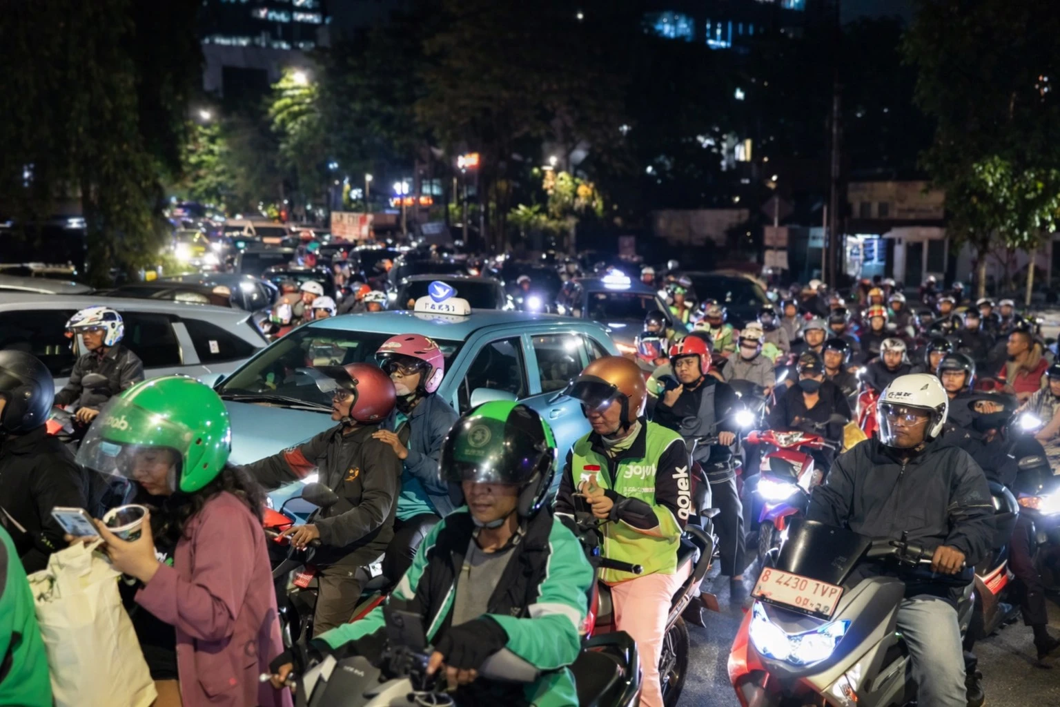 Pemudik bermotor mulai memadati Jalan Raya Kalimalang, Jakarta Timur