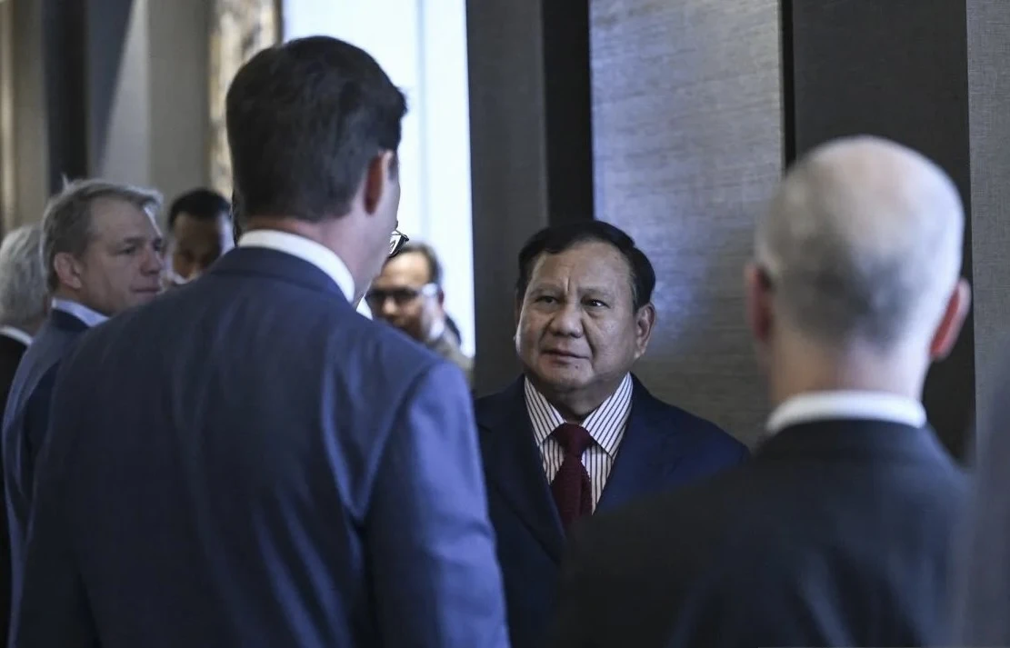 Presiden Prabowo berbincang dengan sejumlah pengusaha AS