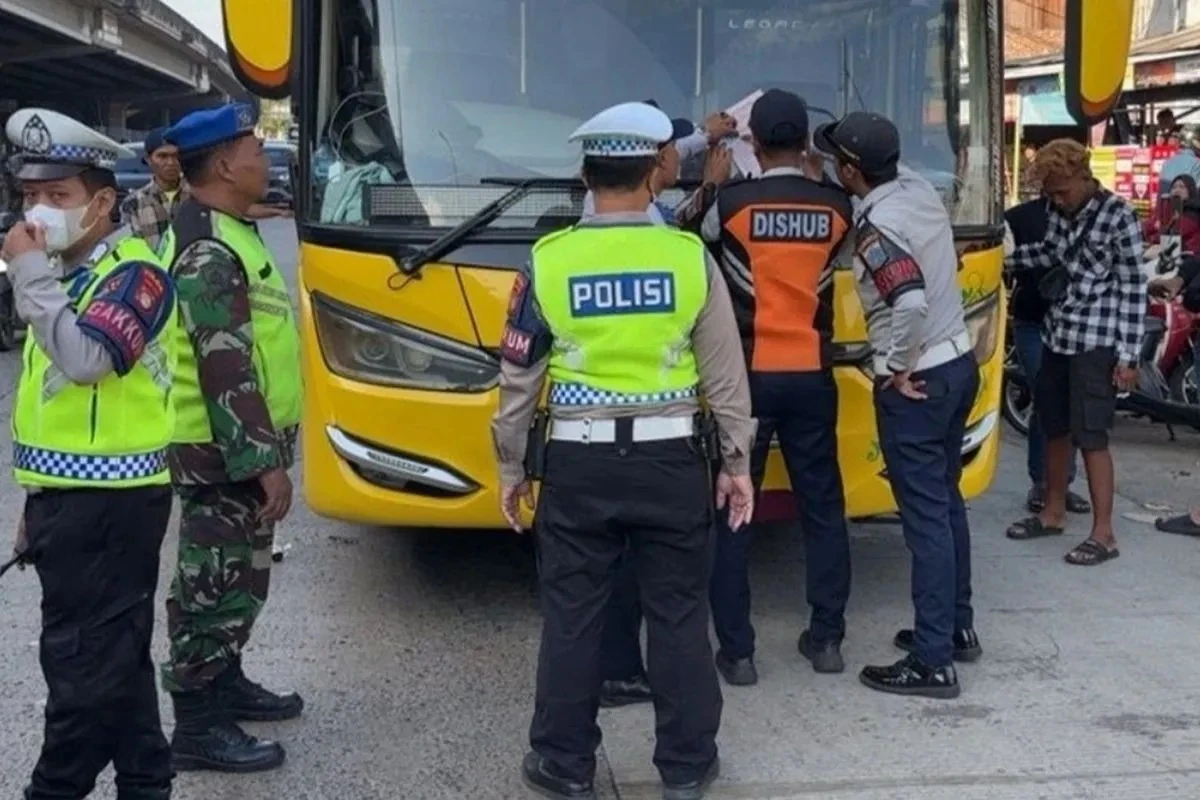 tilang bus di terminal bayangan