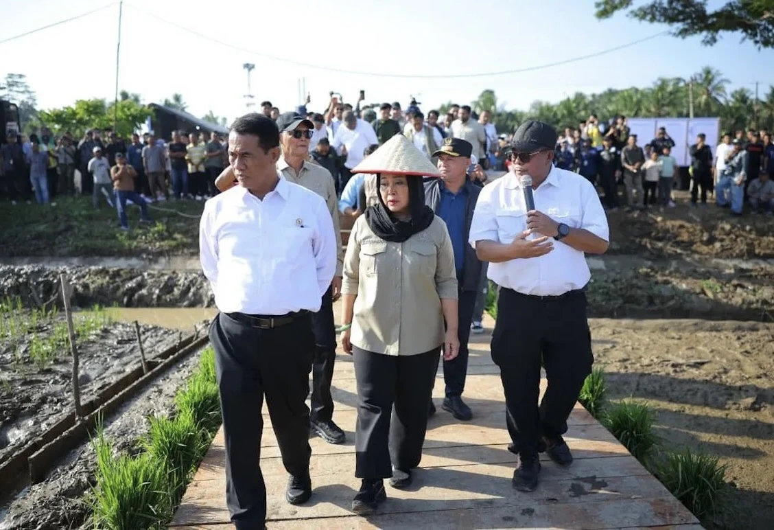 Menteri Pertanian Andi Amran Sulaiman (kiri) dan Ketua Komisi IV DPR RI Siti Hediati Hariyadi