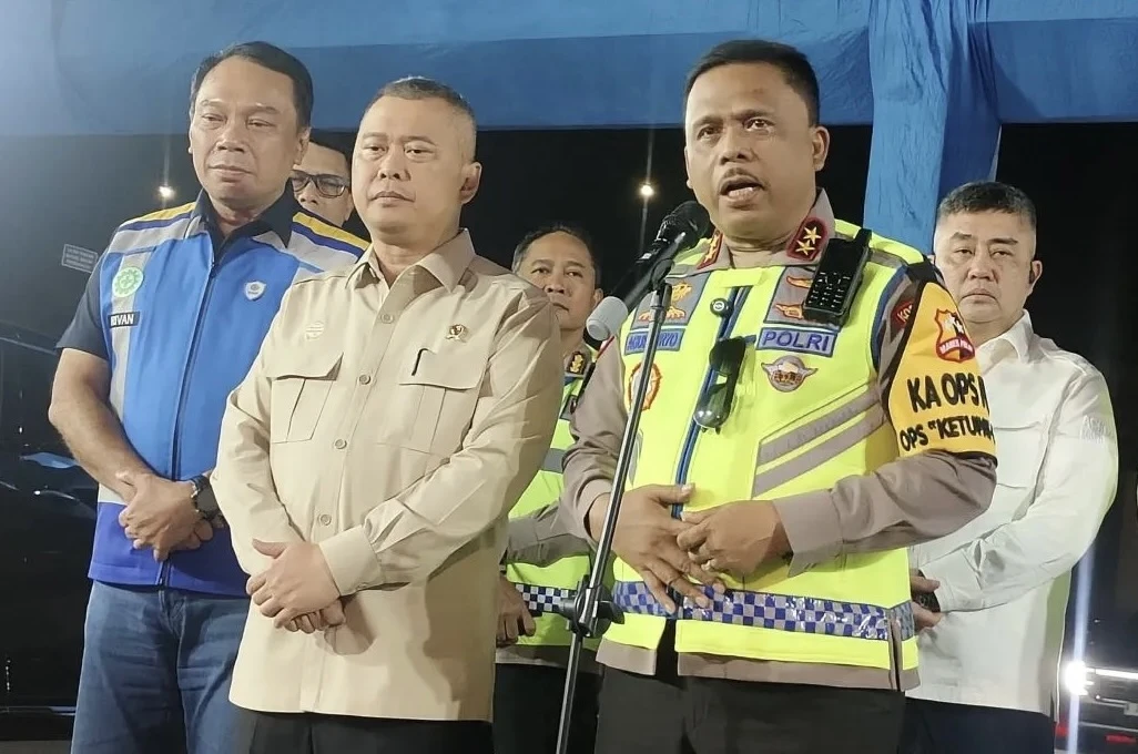 Kepala Korps Lalu Lintas (Kakorlantas) Irjen Pol. Agus Suryonugroho (kanan)