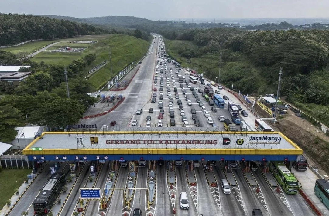 Foto udara antrean kendaraan menuju Gerbang Tol (GT) Kalikangkung, Semarang, Jawa Tengah