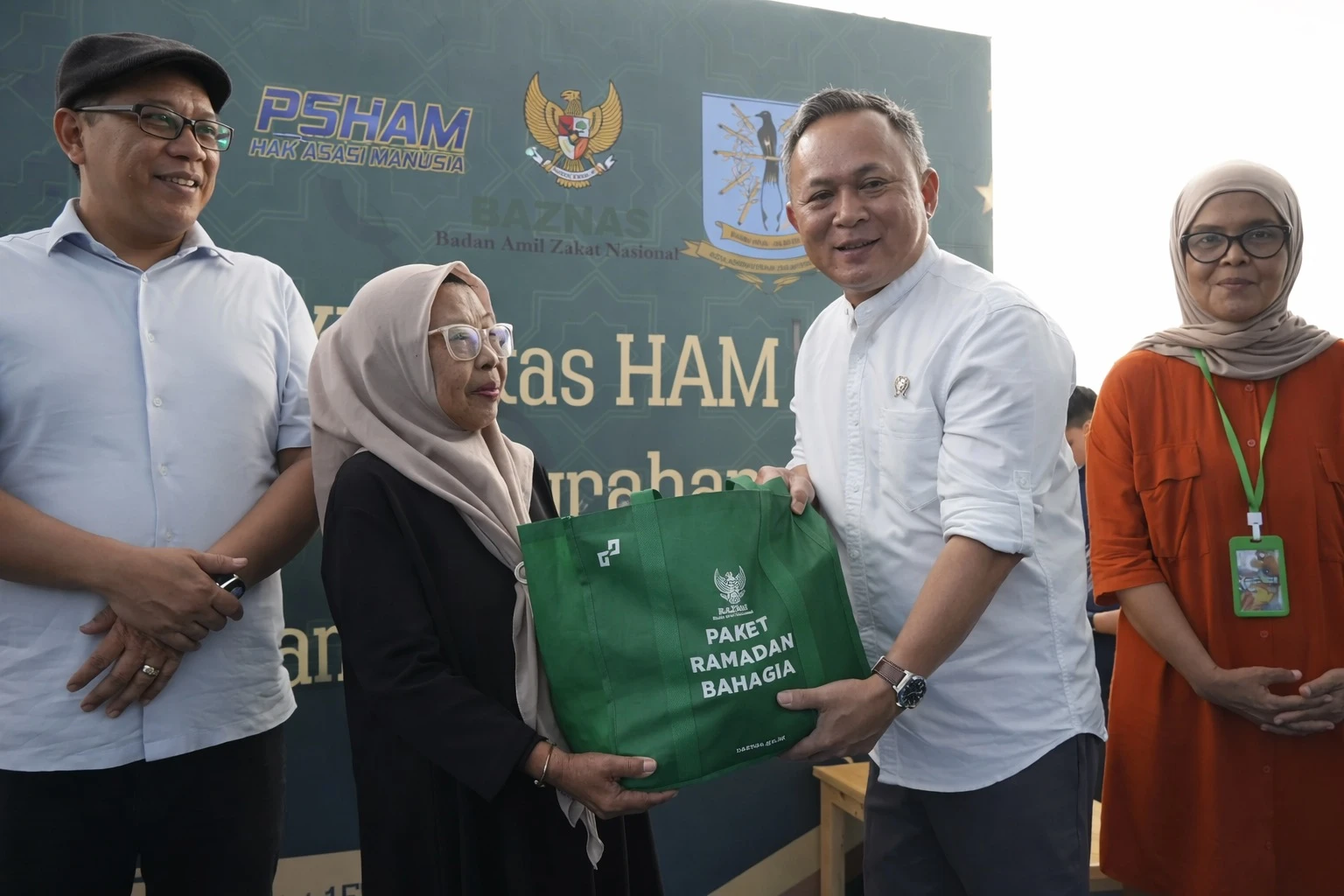 Jelang Ramadan, Wamen HAM Beri Santunan Keluarga Korban Tragedi Mei 1998