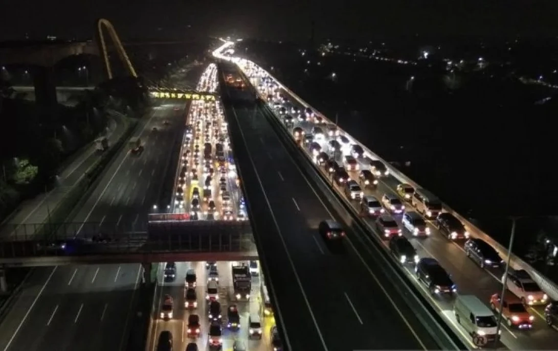 Memasuki Puncak Mudik, Rekayasa Lalin Tol Jakarta-Cikampek Dilanjutkan
