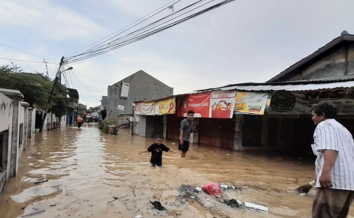 Kali Cikarang Meluap, Tujuh Kecamatan di Bekasi Terendam Banjir