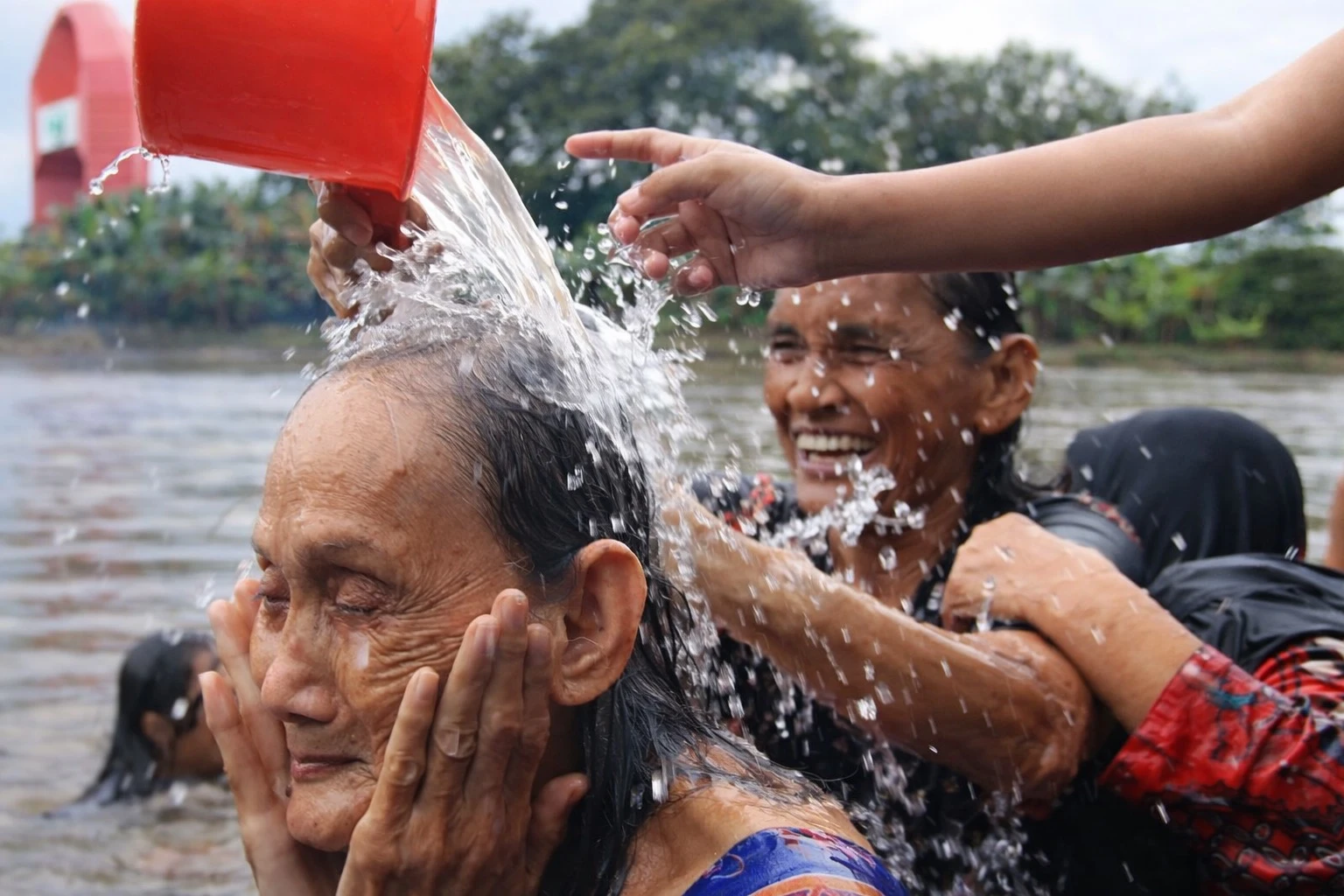 tradisi keramas bareng di bantaran Sungai Cisadane, Tangerang, Banten