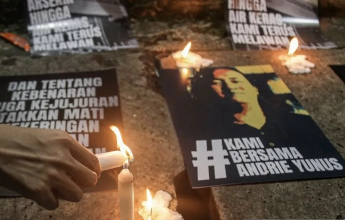 Aktivis menyalakan lilin dalam aksi solidaritas doa bersama untuk Andrie Yunus di depan Kantor Komnas HAM