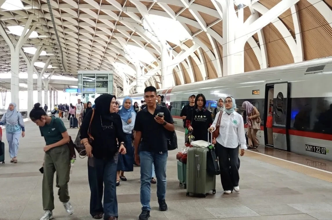 Puncak Arus Balik, Penumpang Whoosh Ditaksir Capai 25 Ribu Perhari