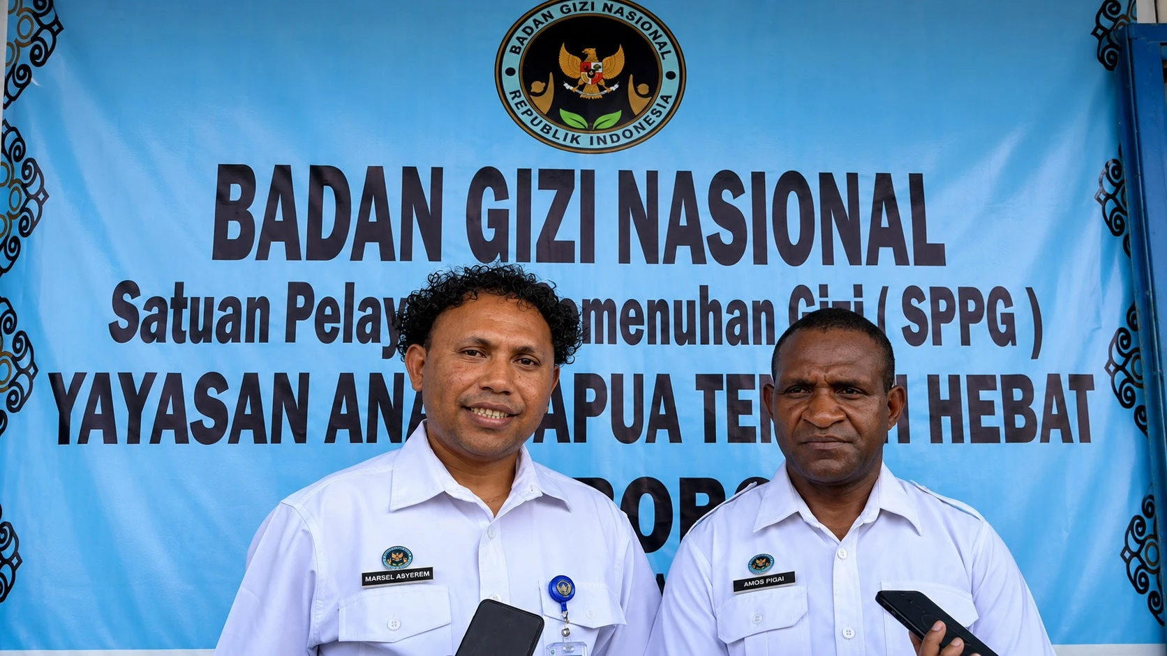 Koordinator Wilayah BGN Nabire Marsel Asyerem (Kiri)