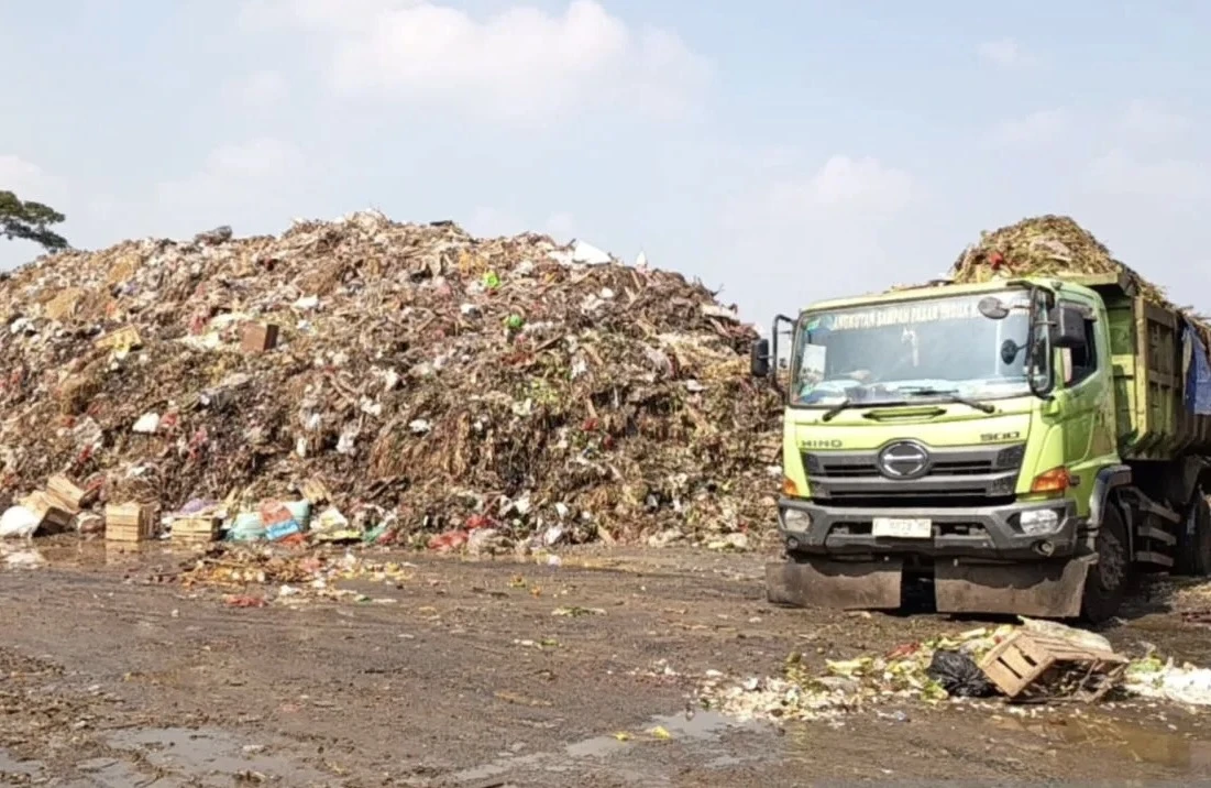 Angkut Sampah Menggunung di Pasar Induk Kramat Jati, Belasan Truk LH Dikerahkan