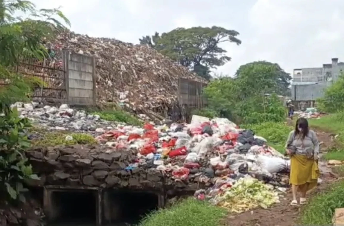 Tembok Pembatas Rubuh, Gunungan Sampah Pasar Induk Kramat Jati Meluber ke Kali