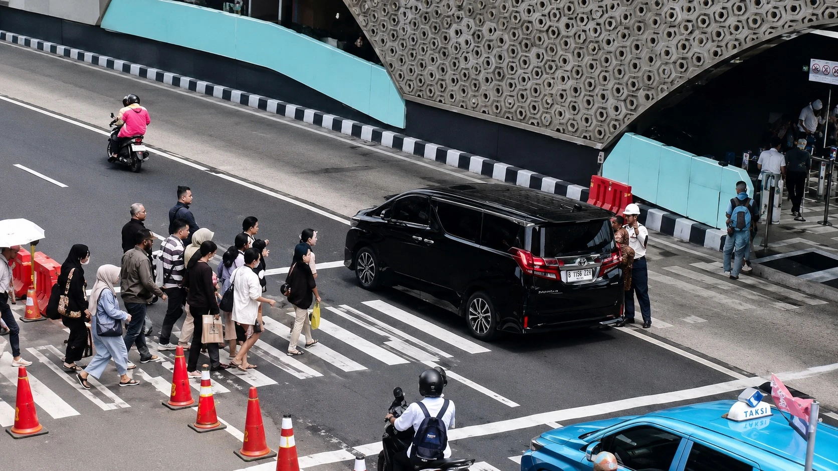 Pelat Palsu Terbongkar, Sopir Alphard Penerobos Lampu Merah Ditilang
