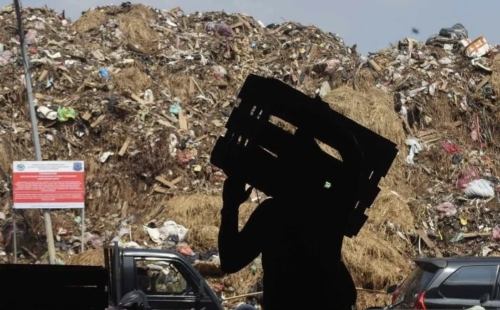 Penanganan Gunungan Sampah Pasar Induk Kramat Jati Ditargetkan Tuntas Jumat (10/4)