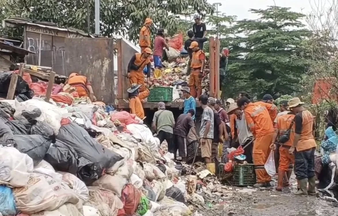 tumpukan sampah di Tempat Penampungan Sementara (TPS) Rawadas, Pondok Kopi, Duren Sawit, Jakarta Timur