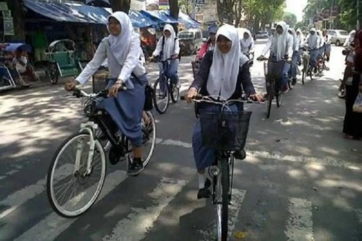 Mendikdasmen Dorong Siswa Bersepeda ke Sekolah