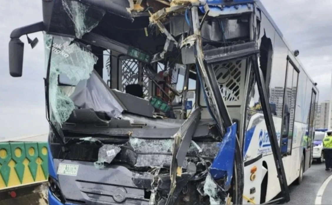 Bus TransJakarta yang mengalami kecelakaan