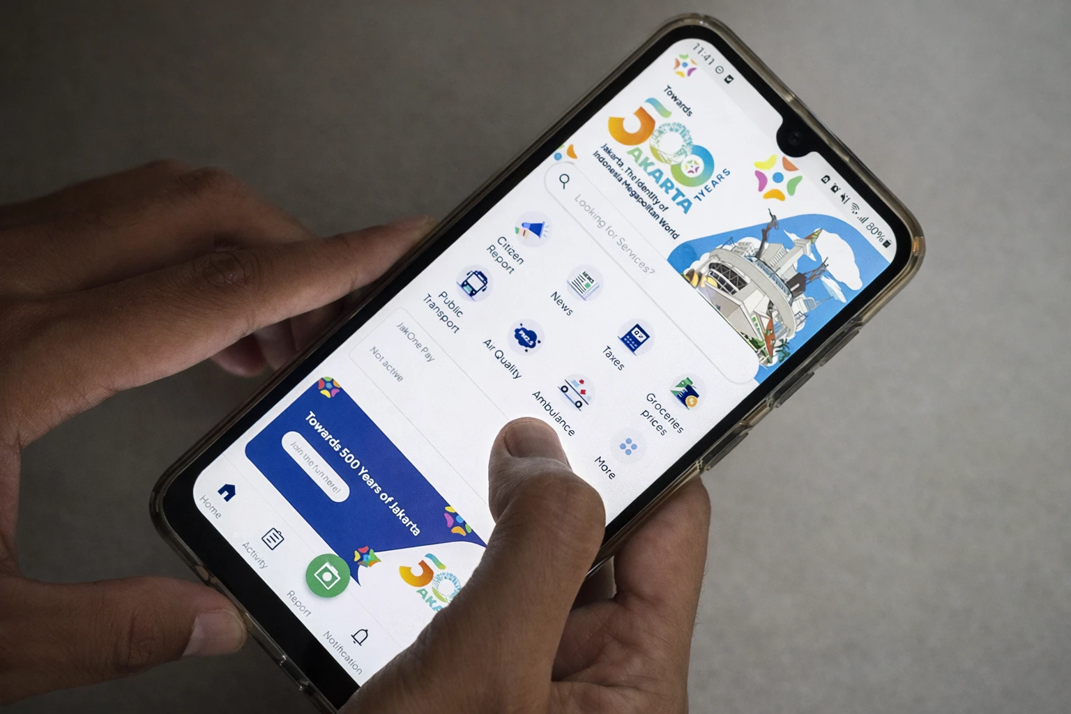 Warga DKI Jakarta mengakses kanal aduan online di aplikasi JAKI