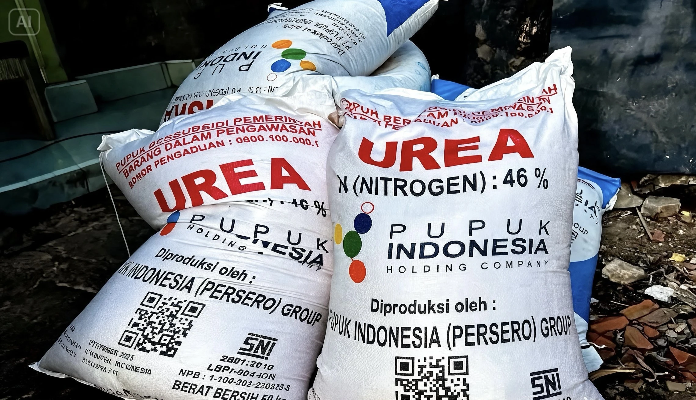 - Sejumlah karung pupuk jenis urea produksi PT Pupuk Indonesia.