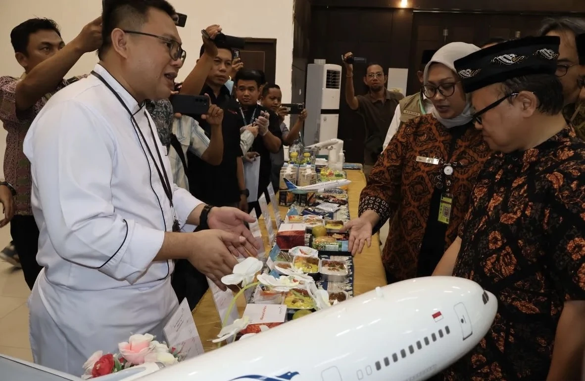 Garuda Indonesia Siapkan Menu ‘Nasi Padang’ Untuk Calon Haji Sumbar