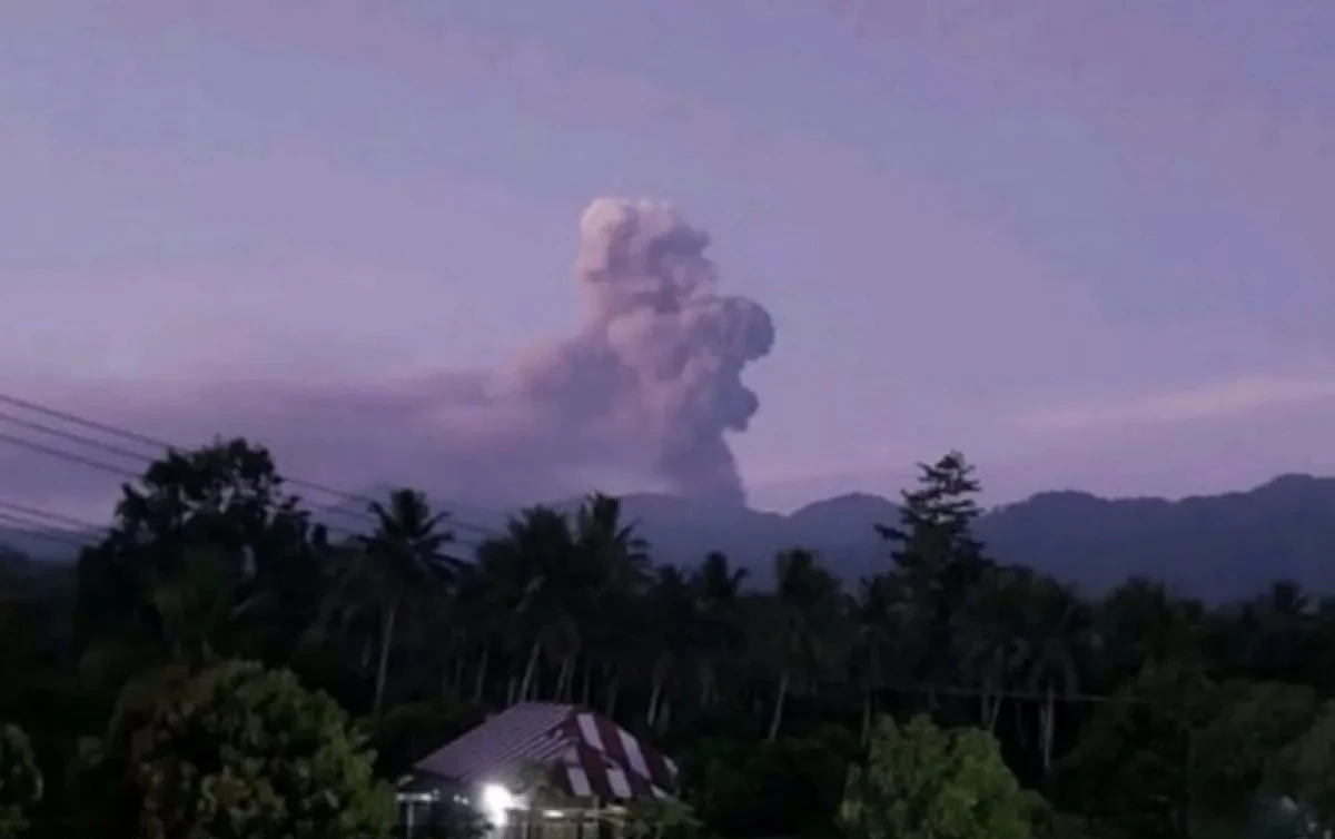 Gunung Dukono di Halmahera Utara, Maluku Utara