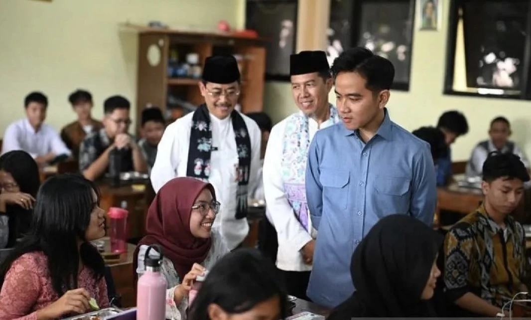 Hari Guru, Gibran Tinjau Program MBG di SMAN 14 Jakarta