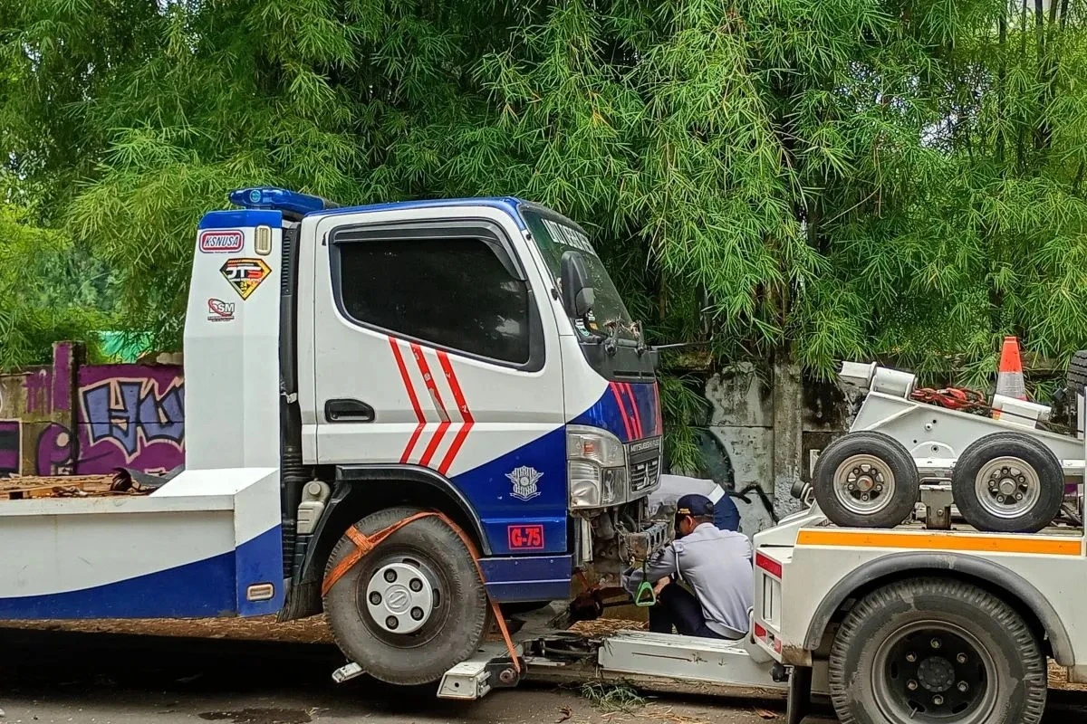 truk towing Polisi diderek karena parkir liar