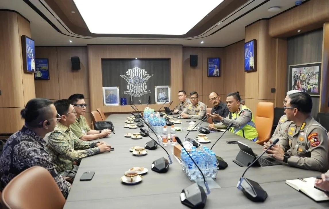 audiensi manajemen taksi Green SM (kiri) di Gedung Korlantas Polri, Jakarta