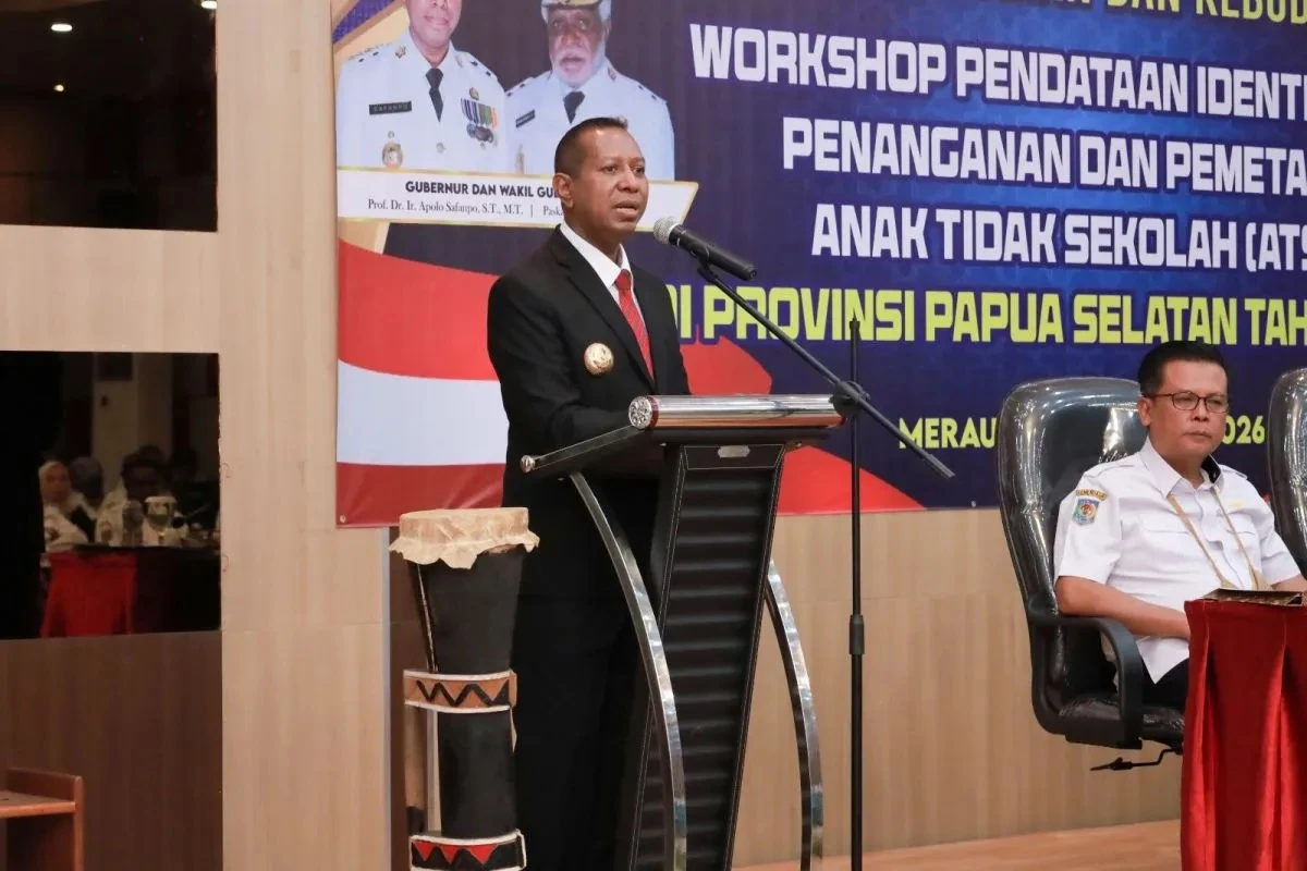 Gubernur Papua Selatan Apolo Safanpo