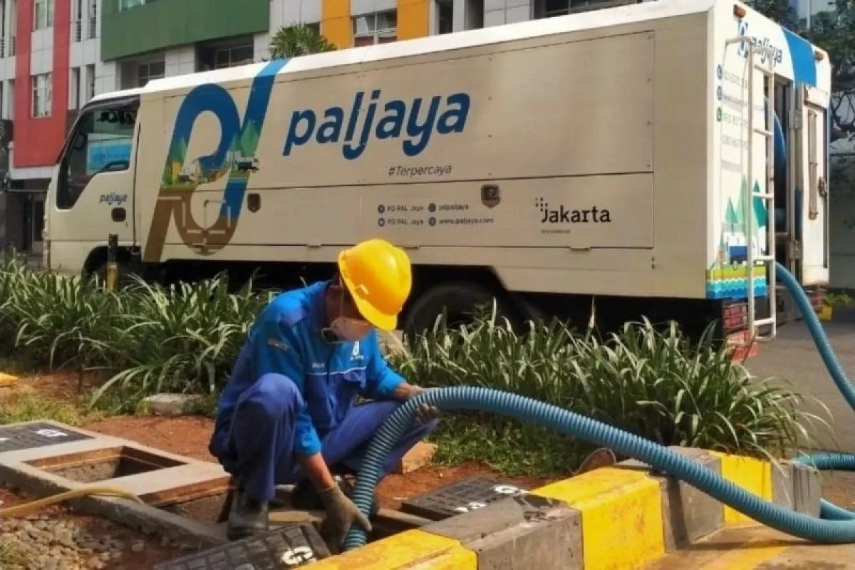 Petugas Paljaya melakukan penyedotan air limbah