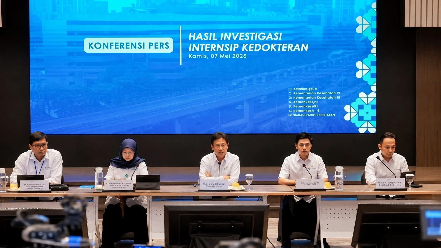 Menteri Kesehatan Budi Gunadi Sadikin (tengah) , dokter magang, internship,