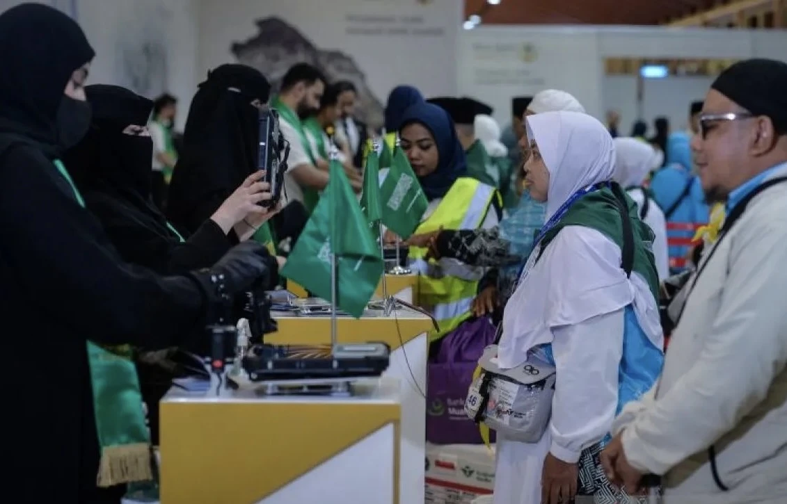Petugas imigrasi Arab Saudi memeriksa dokumen calon haji
