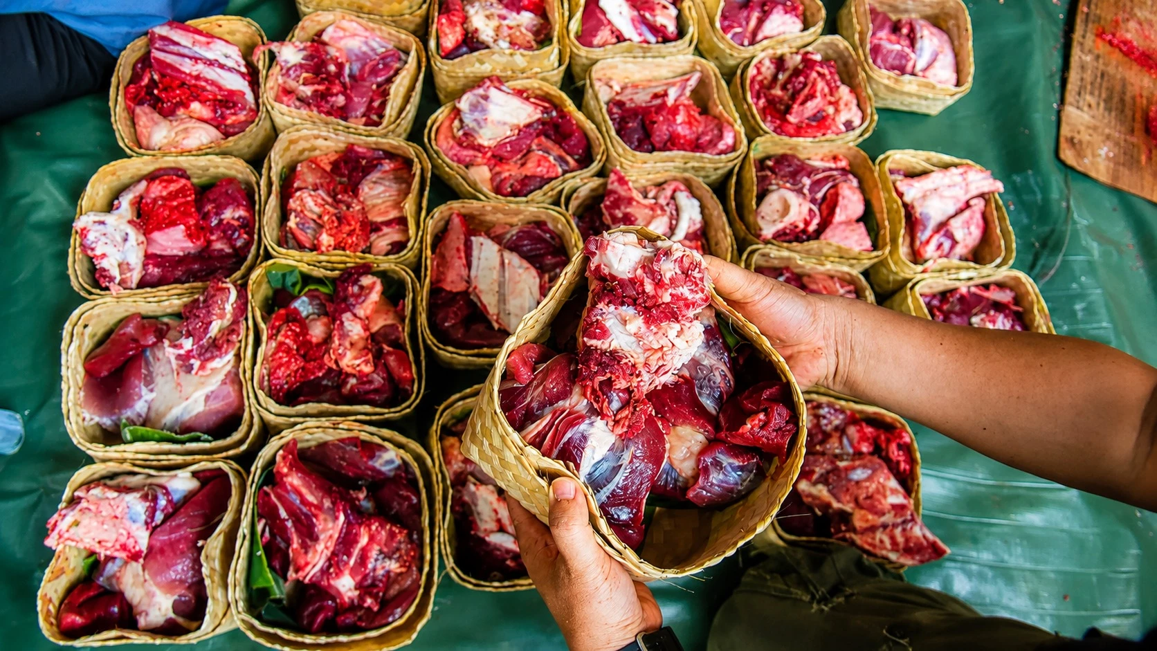 daging kurban, besek bambu, kantong plastik
