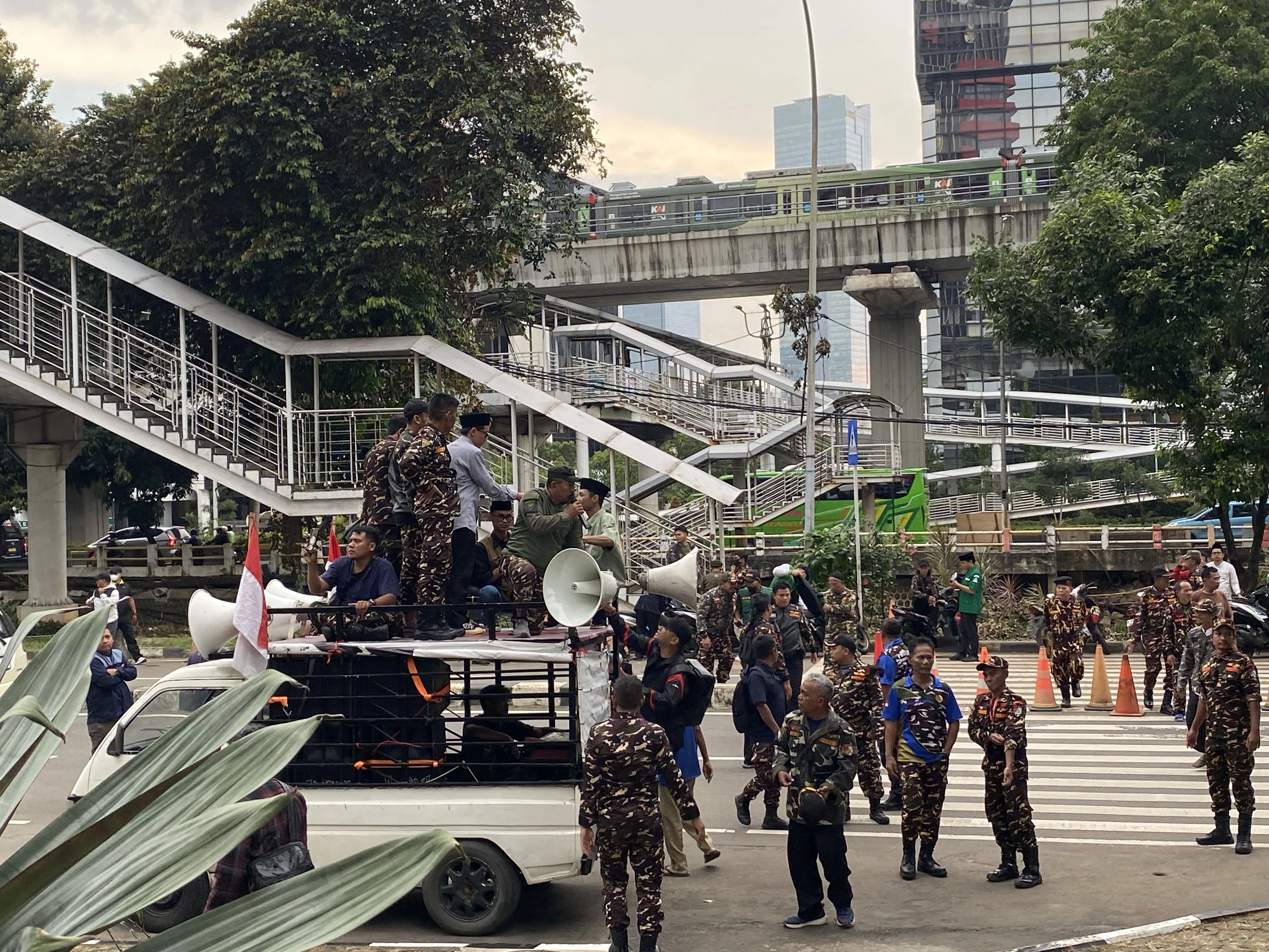 Banser Geruduk Gedung KPK saat Pemeriksaan Yaqut sebagai Tersangka