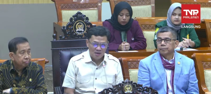 Ketua Komisi III DPR RI Habiburokhman, kontras