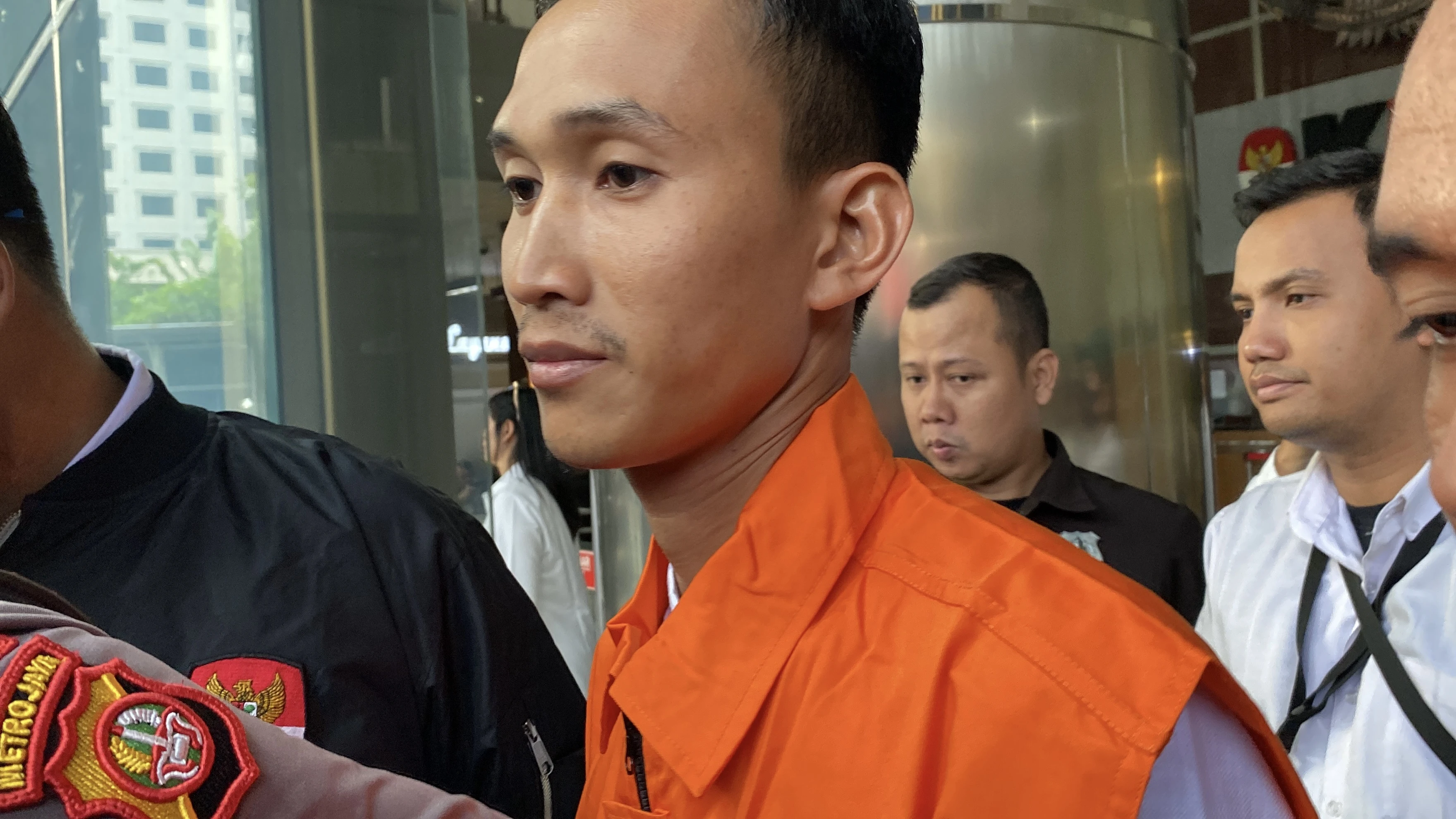 KPK Resmi Menahan Ajudan Gubernur Riau Nonaktif dalam Korupsi Pemerasan