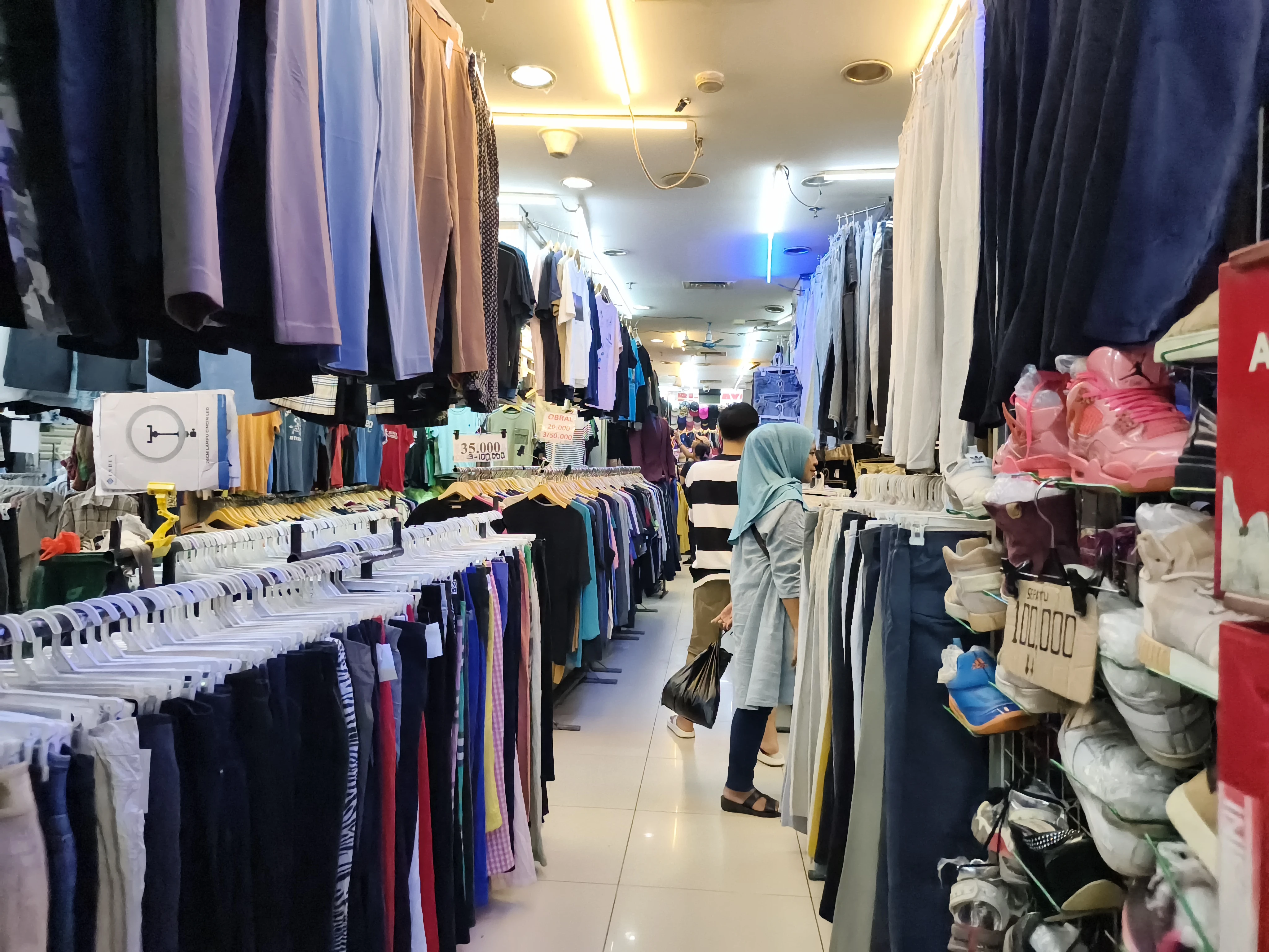 Penjual Pasar Senen Dukung Kebijakan Purbaya Perketat Impor Pakaian Bekas Ilegal