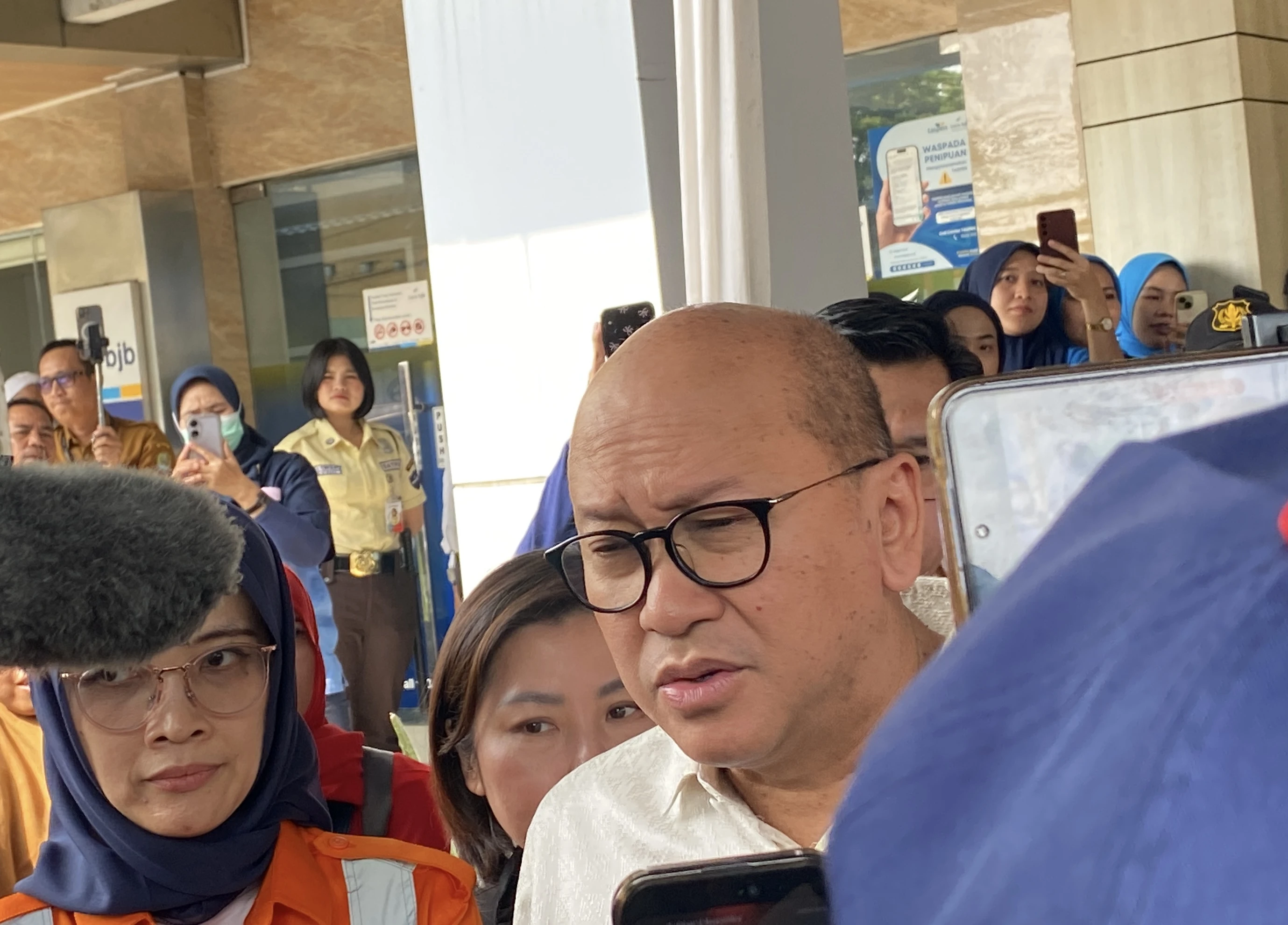 Tinjau Korban di RSUD Bekasi, Rosan Roeslani Tegaskan KAI Bertanggung Jawab Penuh