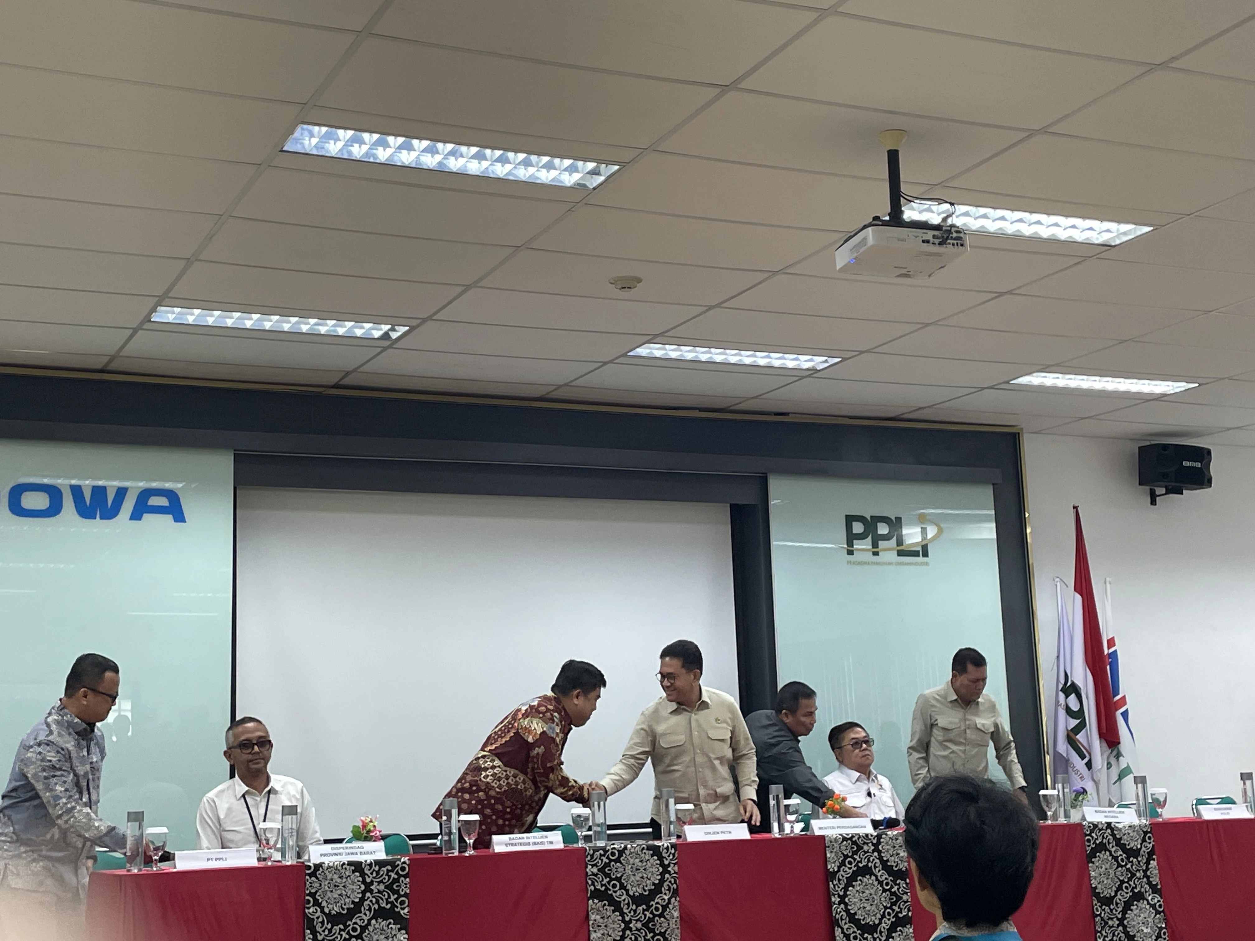 Mendag Musnahkan 500 Balpres Pakaian Bekas Ilegal