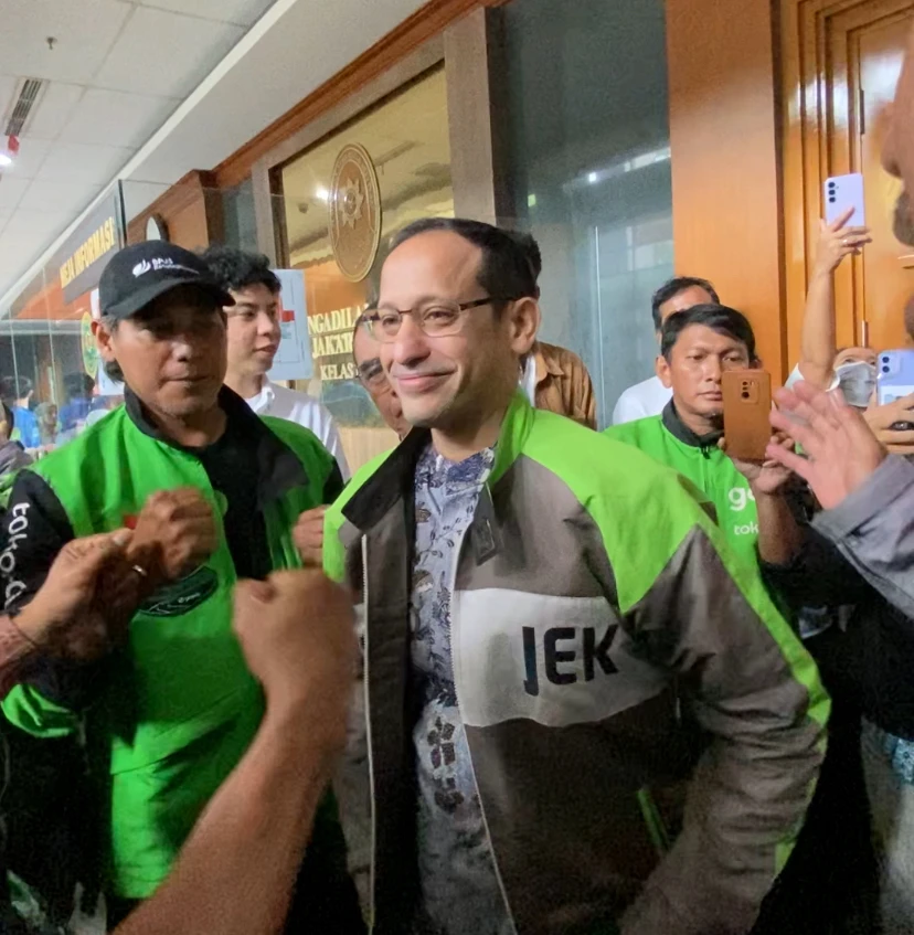 Dipakaikan Jaket Ojol sebelum Bacakan Pleidoi, Nadiem: Ini Kebanggaan