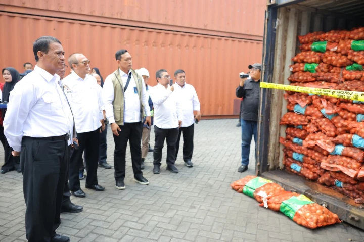 18 Kontainer Bawang Bombai Ilegal Positif OPTK, Mentan Minta Tindakan Tegas
