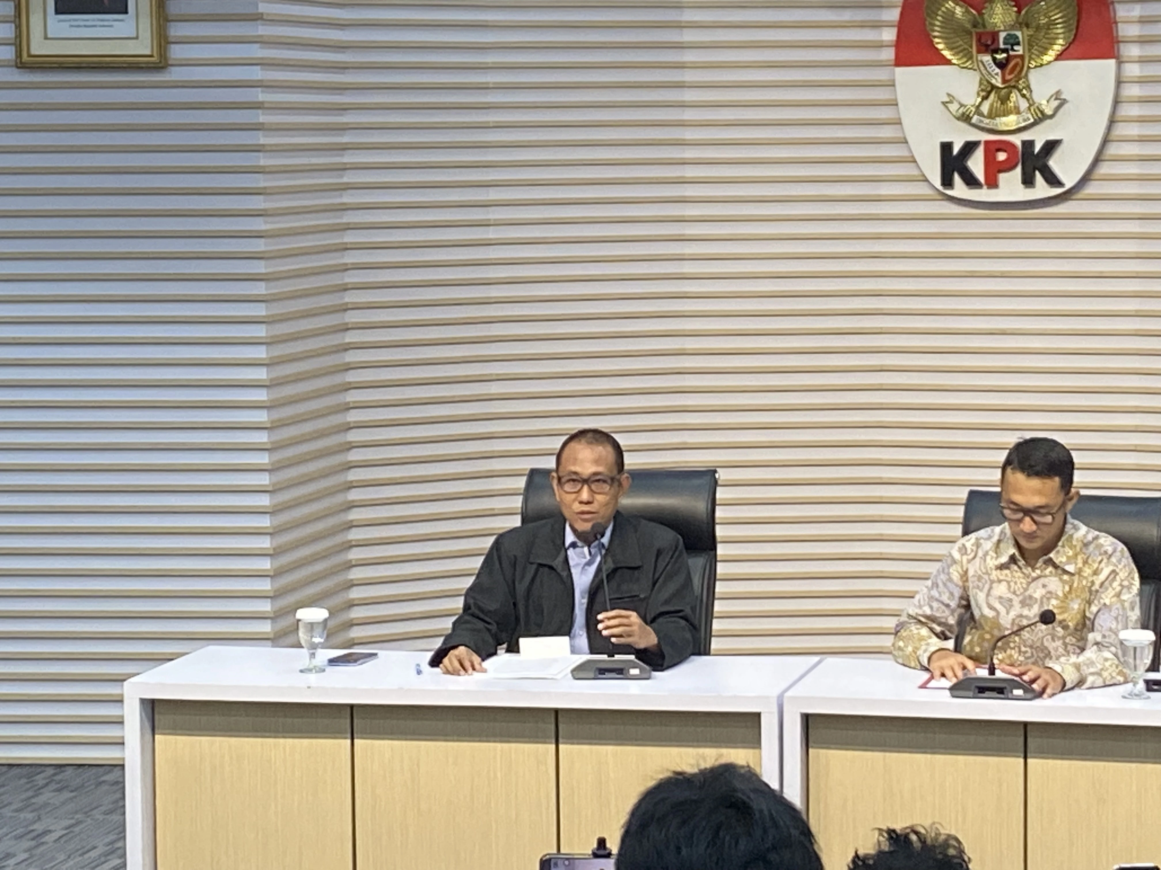 KPK Resmi Tahan 2 dari 5 Tersangka OTT BPK Muara Enim untuk 20 Hari Pertama