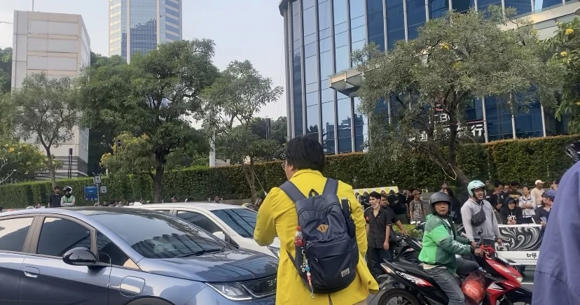 massa aksi saat meminta klakson untuk protes mbg di aksi demo