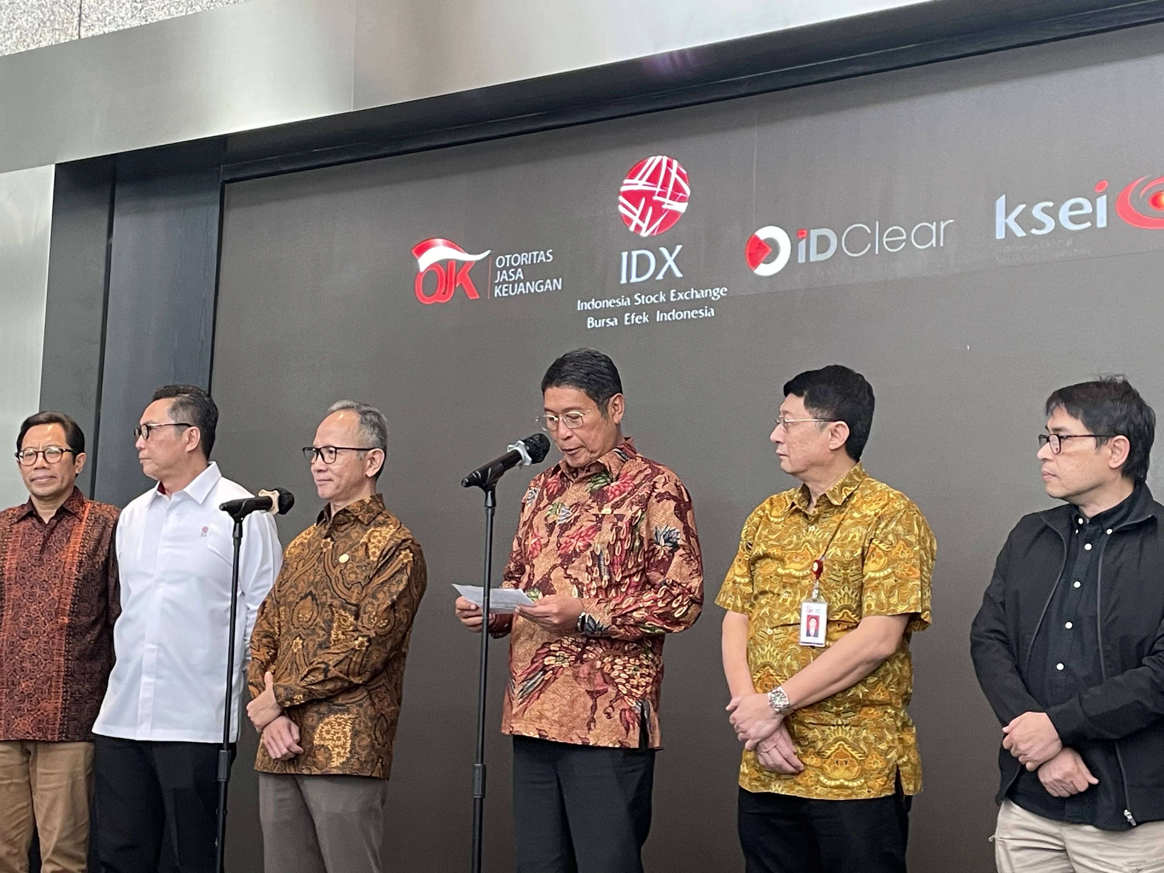 Dirut BEI Lepas Jabatan, OJK Pastikan Operasional Bursa Tetap Aman