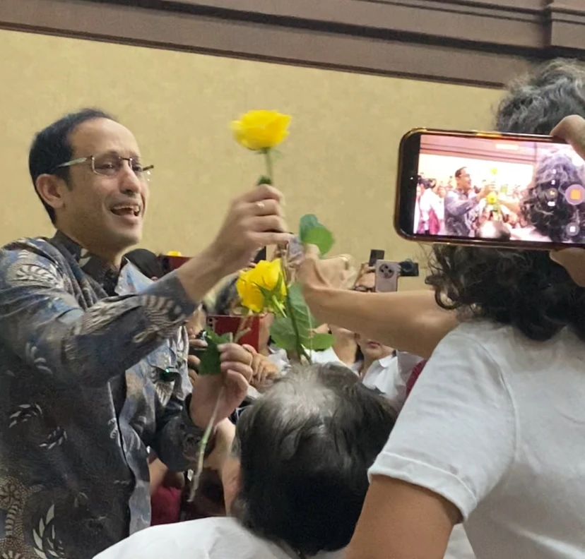 Masuki Ruang Sidang, Nadiem Diberikan Bunga Mawar Kuning dari Pendukung