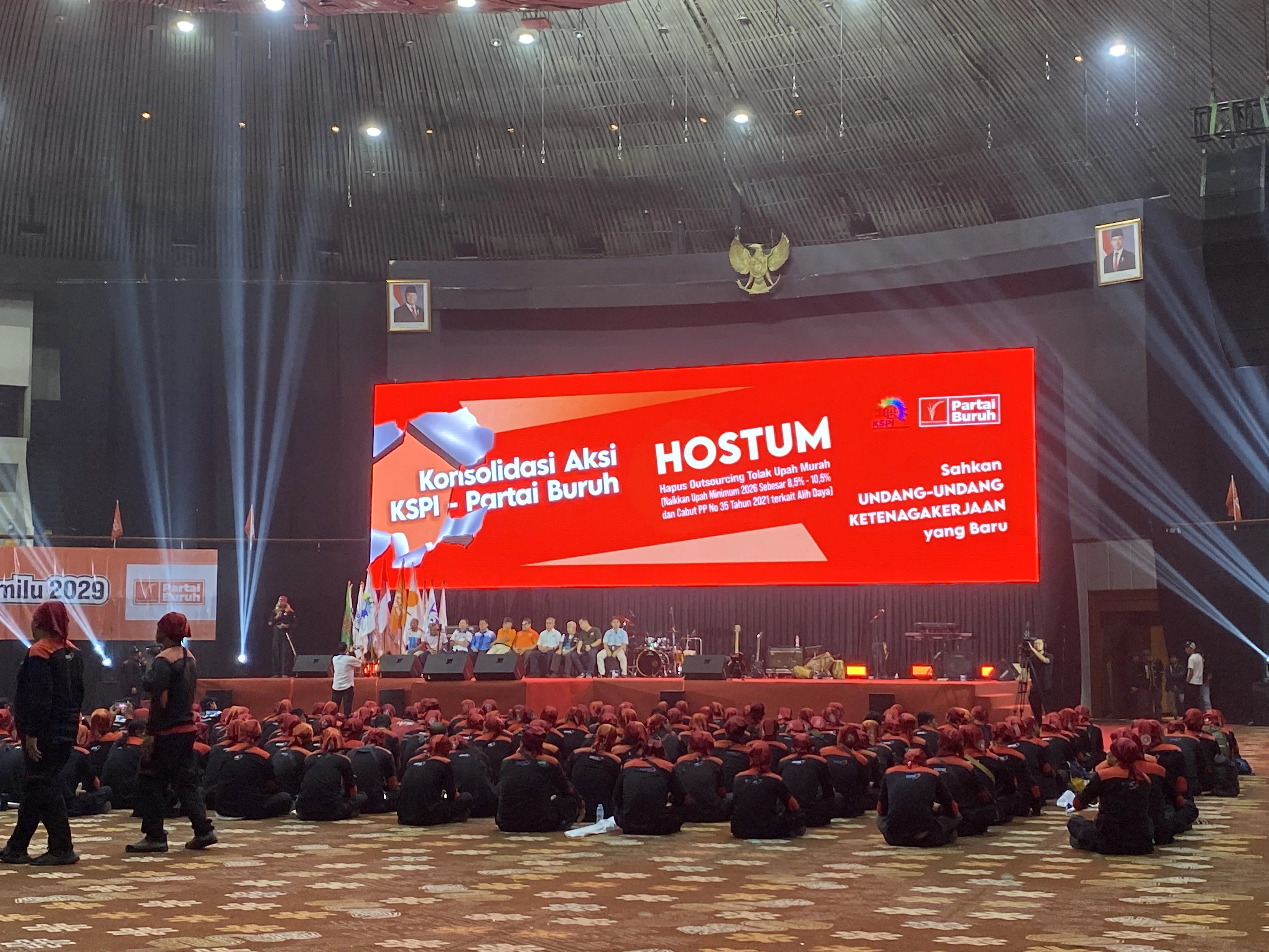 Ribuan Buruh Padati JCC Senayan Melakukan Konsolidasi Aksi