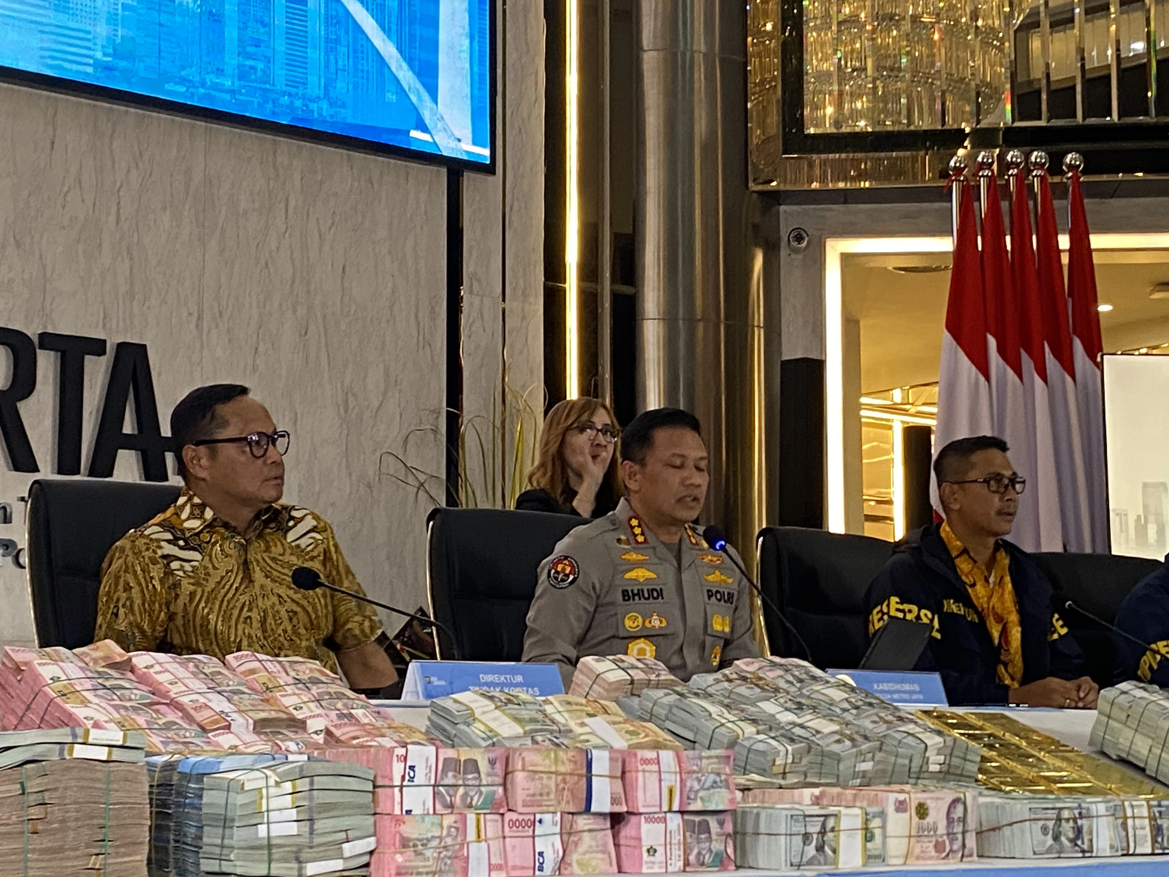 Polisi Geledah 12 Lokasi, Ini Rincian Hasil Sitaan Emas 74 Kg dan Valas Fantastis