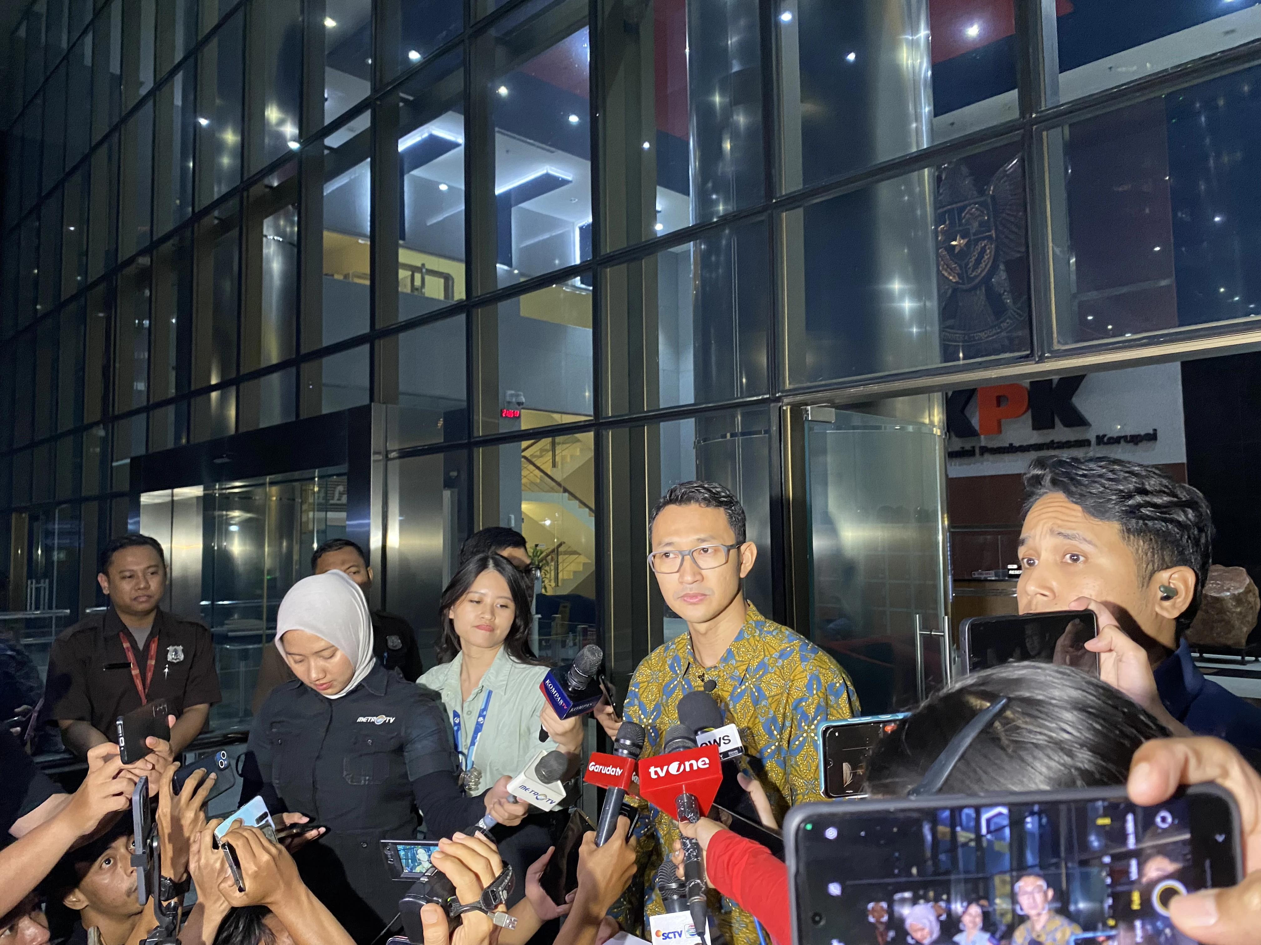 KPK Amankan Barang Bukti Uang Rp1,6 Miliar dalam Kasus OTT Gubernur Riau