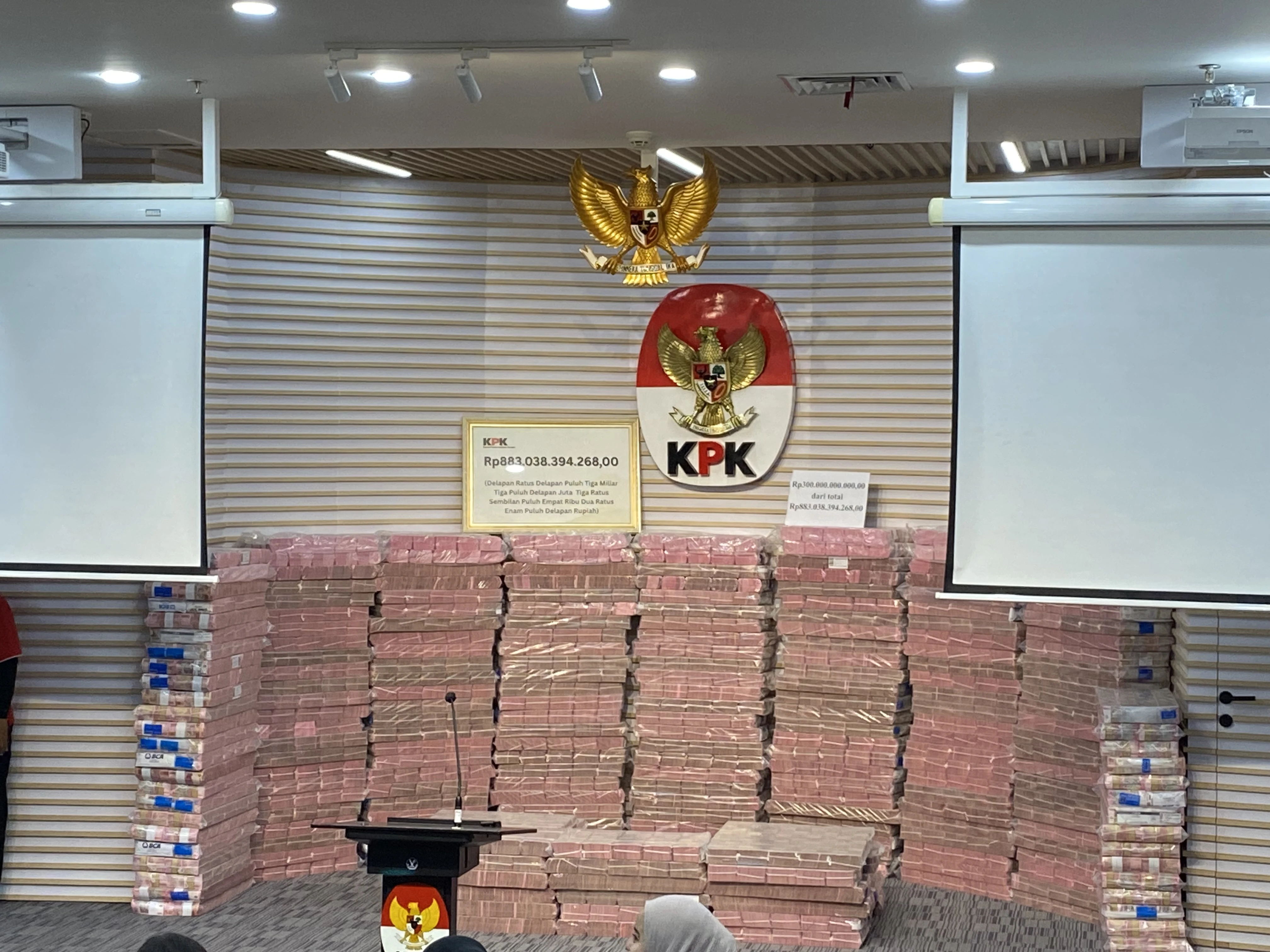 KPK Tampilkan Uang Rp300 Miliar Terkait Dugaan Investasi Fiktif di PT Taspen