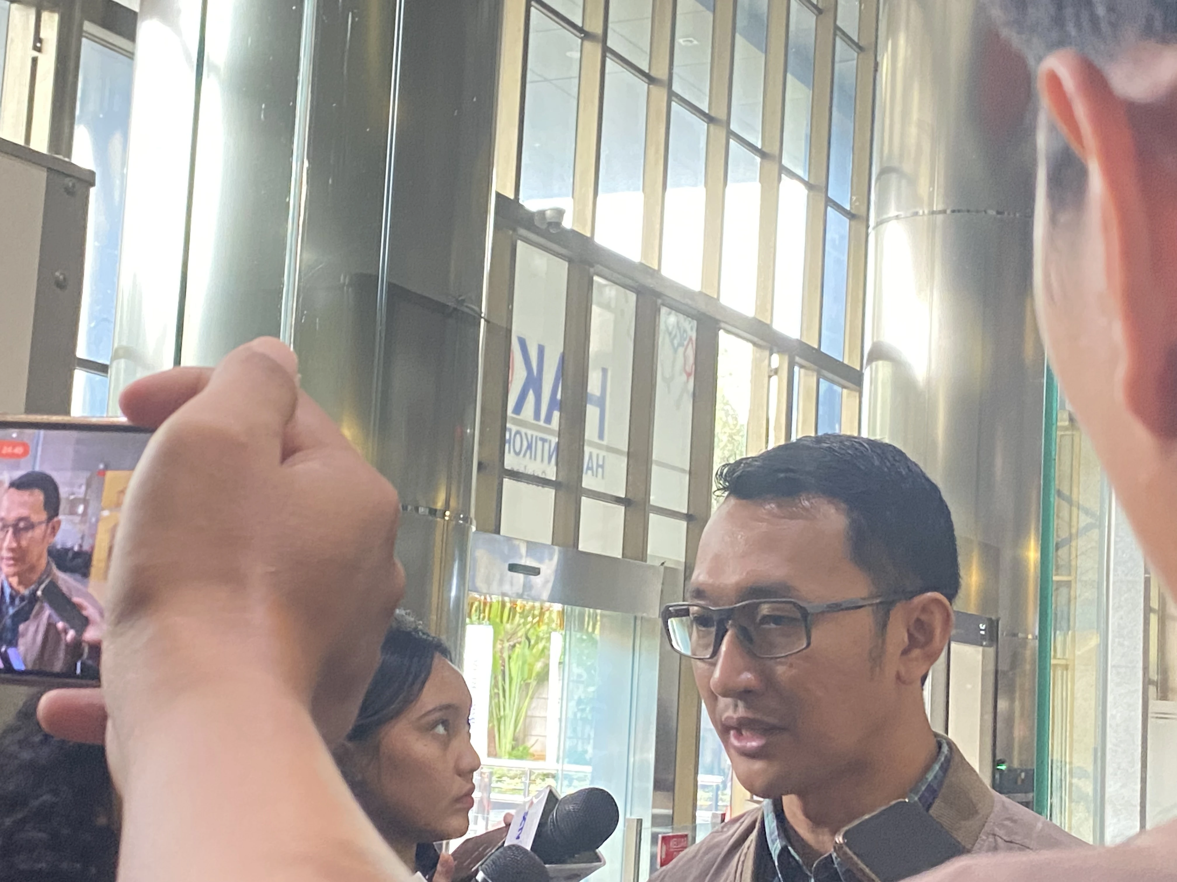 KPK Amankan 9 Orang dan Uang Rp900 Juta dalam OTT Banten